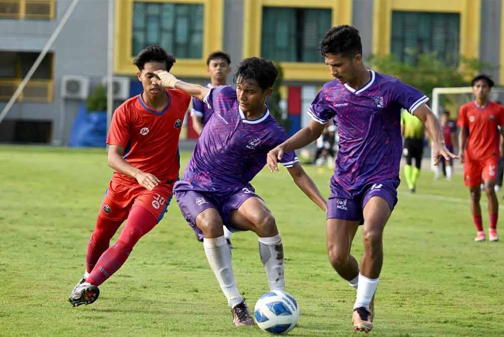 Aksi menarik MUFT menentang AMD dalam perlawanan akhir di Stadium AMD, Gambang, Kuantan.