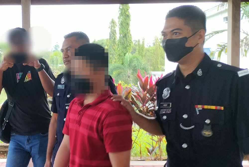 Remaja lelaki 13 tahun dibawa keluar dari mahkamah selepas proses pendakwaan.