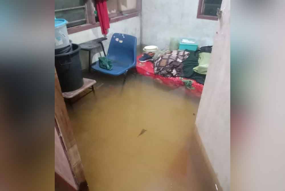 Katil yang tenggelami air dan dilapik dua tilam digunakan untuk tidur.