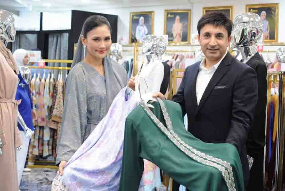 Fasha Sandha dilantik duta sempena pembukaan kedai pakaian Al Faro cawangan Johor di Uda Business Centre, Bandar Baru Uda, Johor Bahru pada Ahad.