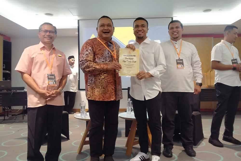 Mohd Sany (dua dari kiri) menyampaikan sijil penghargaan kepada seorang Ahli Jawatankuasa Manah Perak, Muhammad Faeez Azahar selepas merasmikan Konvensyen Pemuda Amanah Negeri Perak di sebuah hotel di sini pada Ahad.