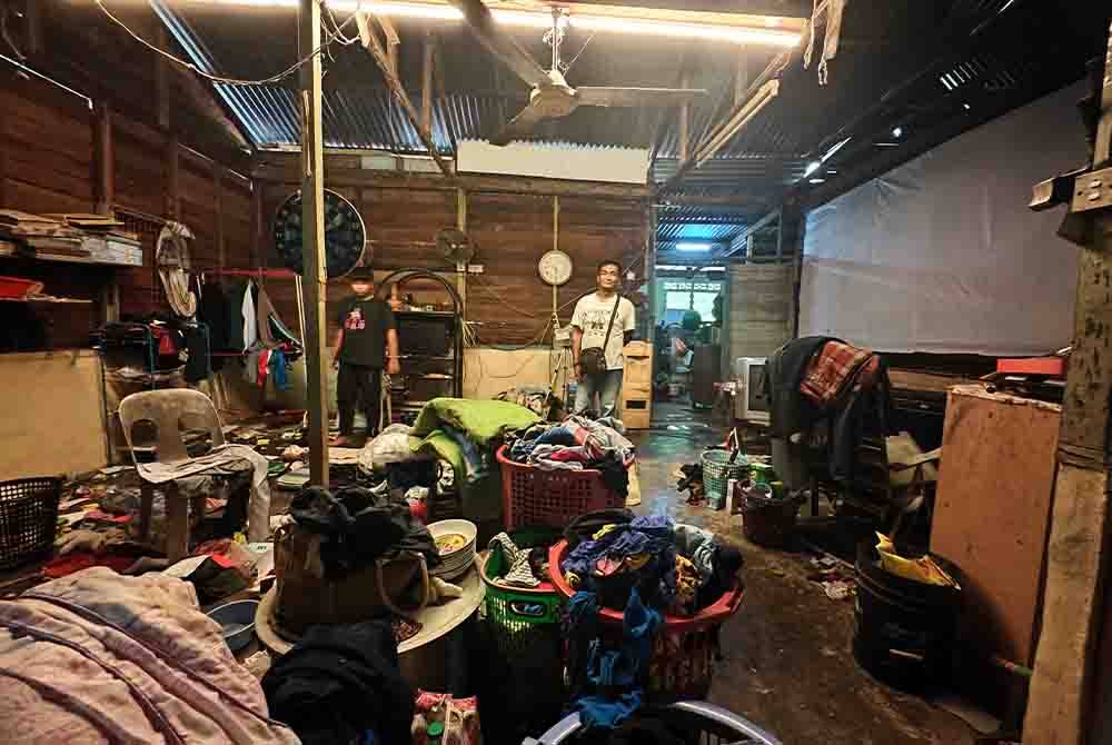 Juhan menunjukkan keadaan dalam rumahnya yang usang.