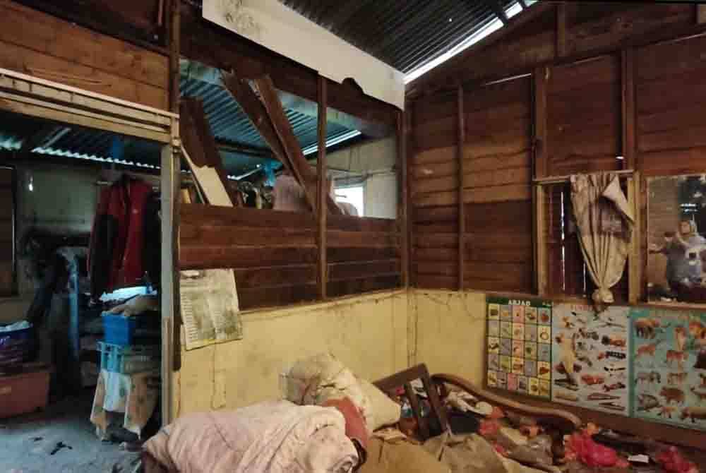 Kesusahan hidup menyebabkan hanya itu tempat tinggal yang mampu disediakan untuk mereka sekeluarga.