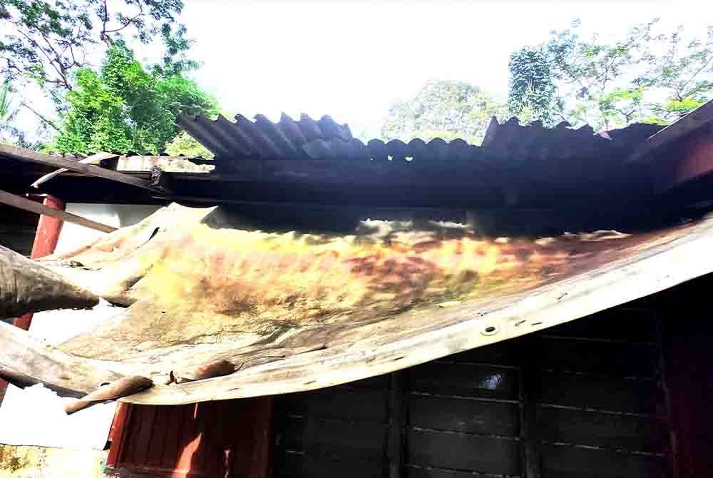Keadaan bumbung rumah Juhan yang sudah teruk