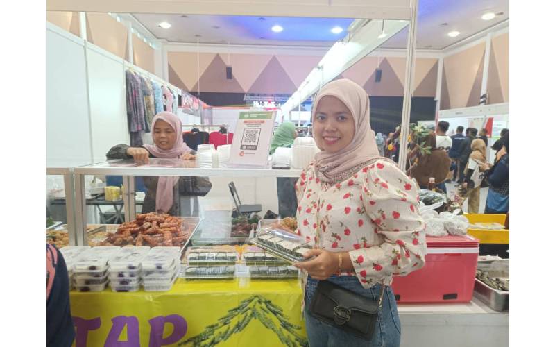 Sharifah Azita meneruskan perniagaan milik keluarganya dengan bantuan serta bimbangan daripada RISDA.