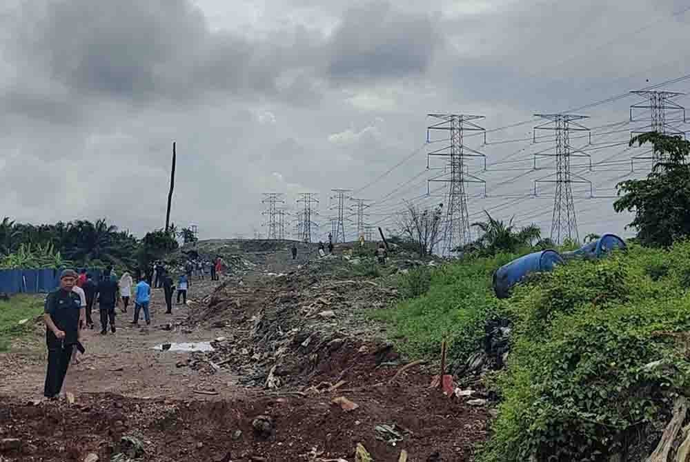 Keadaan tapak pelupusan sampah di Batu 14, Kapar di sini.