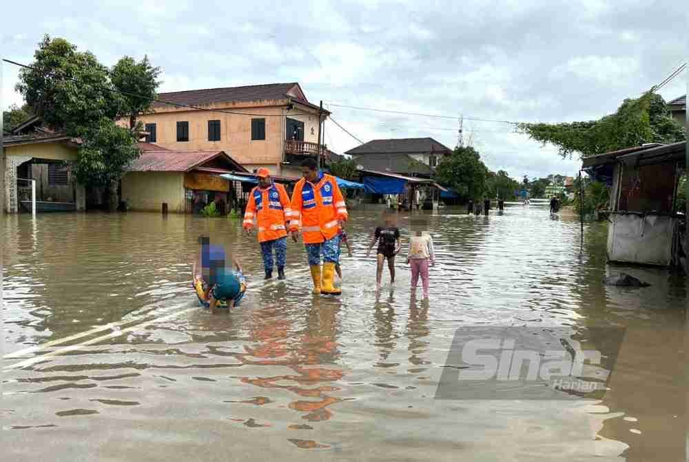 Kanak-kanak bermain banjir pada paras 0.2 meter di Kampung Bagus, Rantau Panjang.