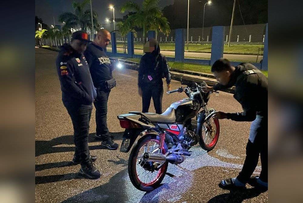 Anggota polis memeriksa motosikal sewaktu Op Khas di Lebuh Ismail Sultan dan Lebuh Medini Utama.- Foto Polis