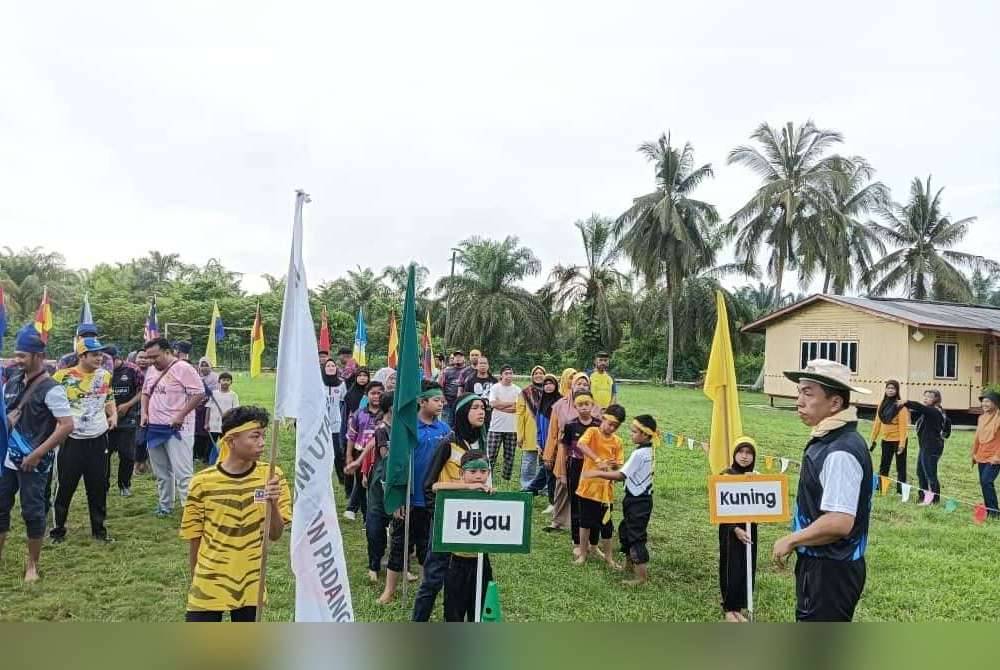 Sebahagian ibu bapa dan penduduk kampung bersama-sama murid yang menyertai Kejohanan Sukan StarBak Bersama Komuniti di SK Tebing Rebak di sini pada Ahad.