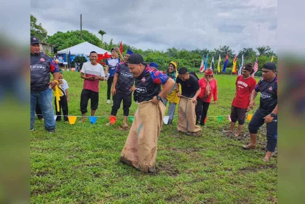 Sebahagian acara yang dipertandingkan untuk golongan dewasa sempena Kejohanan Sukan StarBak Bersama Komuniti di SK Tebing Rebak di sini pada Ahad.