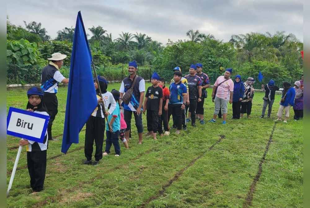 Selain murid sekolah berkenaan, orang dewasa juga turut menyertai perbarisan sempena Kejohanan Sukan StarBak Bersama Komuniti di SK Tebing Rebak di sini pada Ahad.