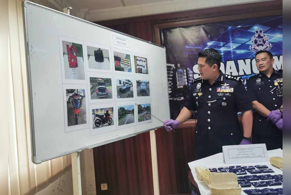 Mazli menunjukkan antara lokasi suspek ditahan di jalan Kampung Kubang Depu, di Jertih, Besut Rabu lalu.