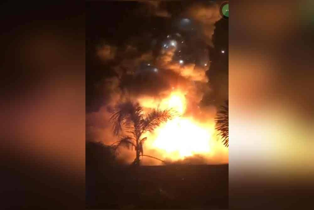 Api marak dalam kebakaran sebuah kilang di Bukit Selambau, Kedah pada Ahad.