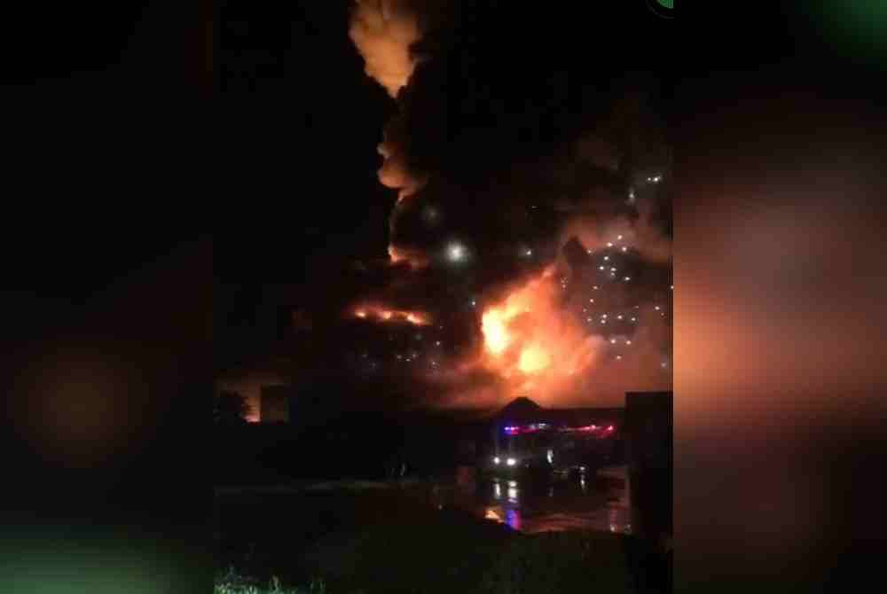 Keadaan sebuah kilang yang terbakar dalam kejadian di Bukit Selambau, Kedah pada Ahad.