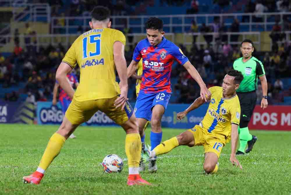 Pemain JDT, Arif Aiman Mohd Hanapi (dua dari kiri) diasak dan dikawal ketat pemain Sri Pahang FC pada perlawanan Liga Super di Stadium Darul Makmur malam ini. - Foto Bernama