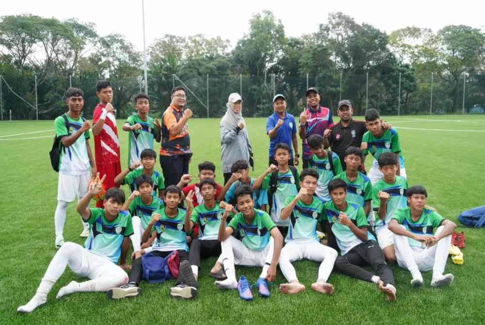 
Pentadbir, pengurusan, jurulatih dan pemain SMK Sultan Abdul Samad selepas perlawanan separuh akhir menentang SMK Meru.
