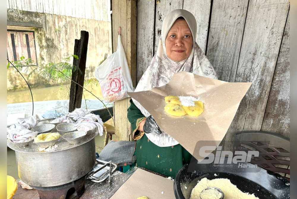 Azizah menunjukkan putu halba yang dijual di pekan Rantau Panjang.
