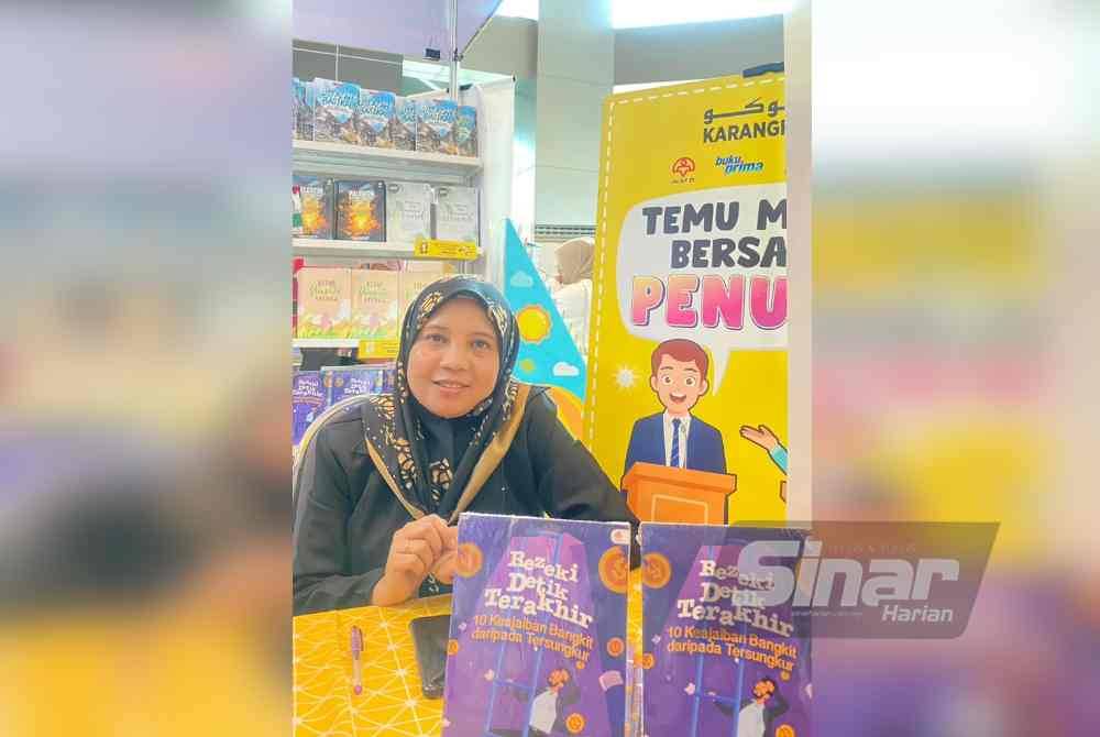 Elly bersama buku karyanya 'Rezeki Detik Terakhir' di Pesta Buku Antarabangsa Selangor 2023.