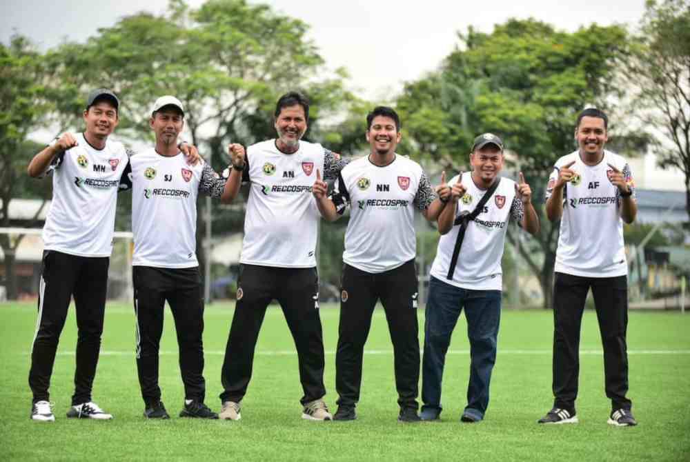 Mat Hassan (kiri) bersama barisan kejurulatihan skuad B15 SMK Meru.