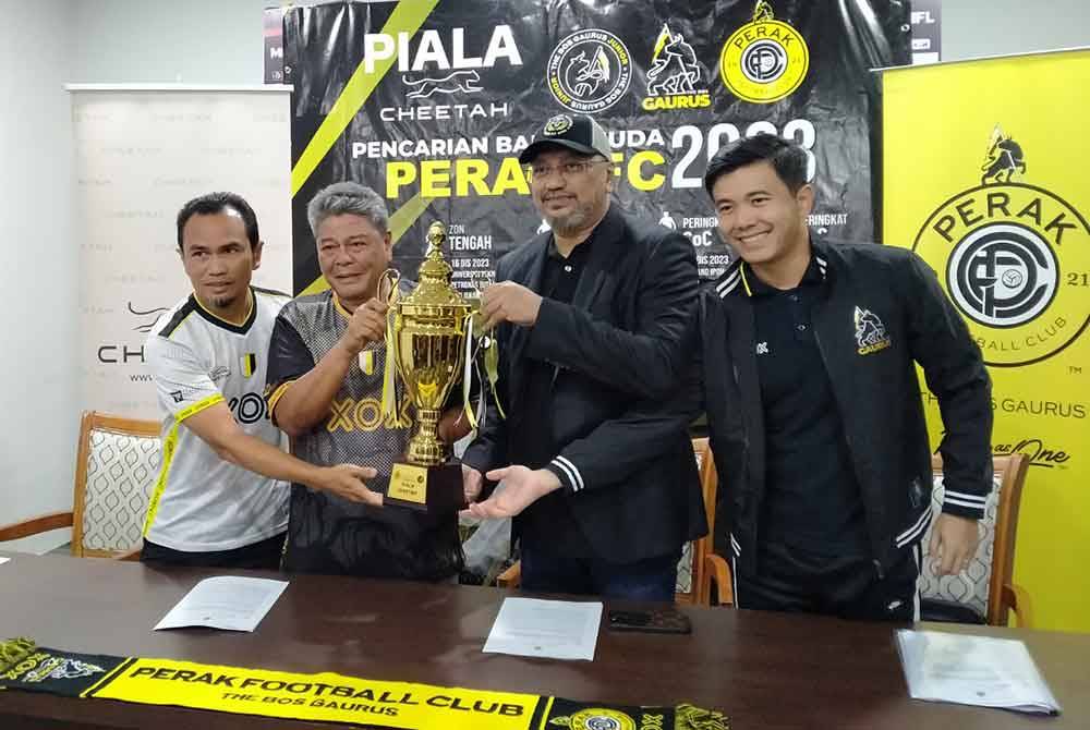 Abdul Azim (dua dari kiri) menunjukkan Piala Cheetah yang bakal direbut 24 pasukan ketika sidang akhbar di Bilik Sidang Media Stadium Perak di sini pada Ahad.