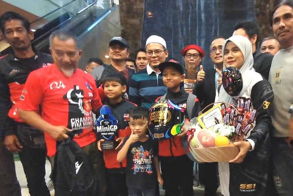 Qabil Irfan (tengah) dan Ariel diraikan raikan sebaik tiba di Lapangan Terbang Sultan Mahmud (LTSM) di Kuala Nerus pada petang Ahad.