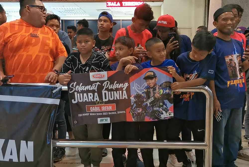 Sebahagian peminat dan penyokong cilik yang menunggu Qabil Irfan dan Ariel di balai ketibaan Lapangan Terbang Sultan Mahmud (LTSM) di Kuala Nerus.