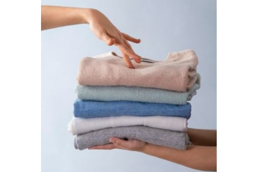 PAKAIAN si mati dianggap sebagai pusaka yang perlu dibahagi kepada penerima atau waris yang berhak. -Gambar hiasan/ Foto: Freepik