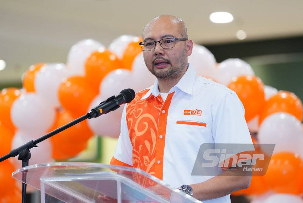 Pengarah Urusan AEON BiG, Sheikh Farouk Sheikh Mohamed berucap pada AEON BIG 11th Year Anniversary Grand Finale di AEON BiG Bukit Rimau pada Ahad. - Foto Sinar Harian MOHD HALIM ABDUL WAHID