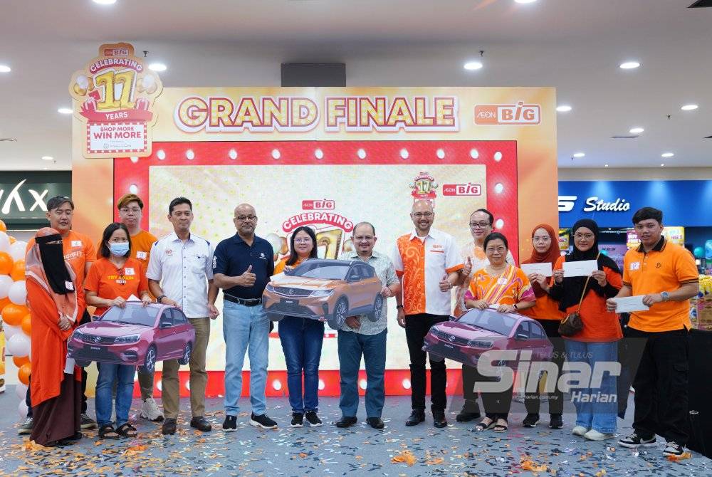 Pengarah Urusan AEON BiG, Sheikh Farouk Sheikh Mohamed (enam dari kiri) bergambar bersama pemenang kategori warga kerja AEON BiG pada AEON BIG 11th Year Anniversary Grand Finale di AEON BiG Bukit Rimau pada Ahad. - Foto Sinar Harian MOHD HALIM ABDUL WAHID