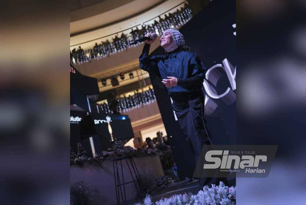 Ella mengambil peluang menyanyikan dua lagi untuk peminat yang hadir di Kota Kinabalu.