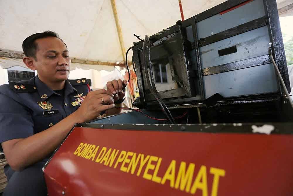 Idea untuk penciptaan robot ini pada asalnya tercetus setelah memikirkan risiko kecederaan dan kematian yang sering dihadapi oleh anggota bomba dalam pelbagai operasi terutama membabitkan kes-kes kebakaran dan penyelamatan. - Foto Bernama