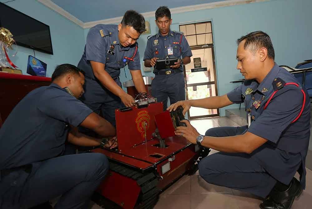 Kos pembikinan robot seberat 71 kilogram (kg) menelan belanja sekitar RM11,000 dan 90 peratus material yang digunakan adalah daripada besi dan barangan elektrik terpakai. - Foto Bernama