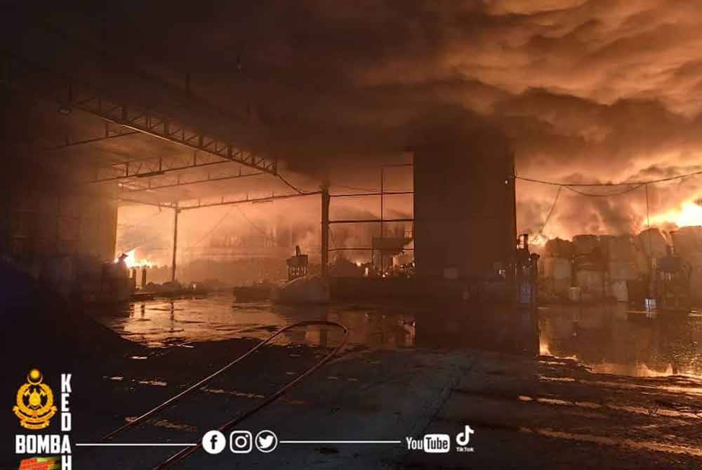 Kebakaran kilang yang mengakibatkan letupan 'bunga api' dipercayai berpunca daripada kilang kitar semula.