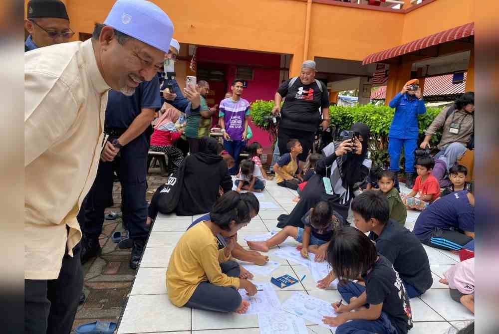Mohd Nassuruddin sempat meninjau kanak-kanak melakukan aktiviti di PPS Sekolah Kebangsaan (SK) Gual Tinggi, Rantau Panjang.