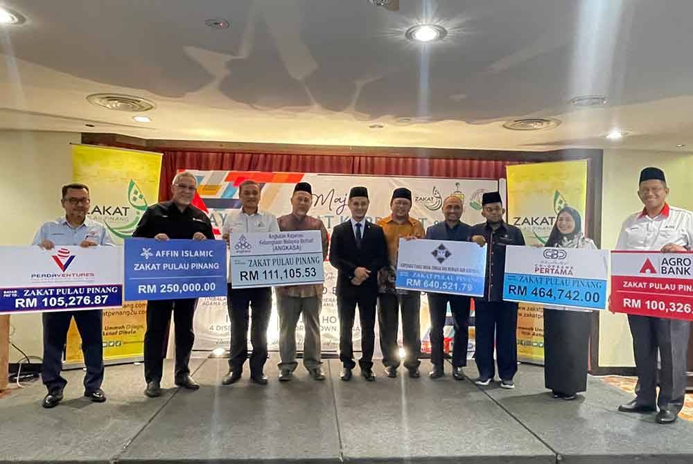 Mohamad Abdul Hamid (tengah) bersama pembayar zakat korporat dalam Majlis Bayaran Zakat Korporat dan Serahan Zakat Dalam Bentuk Geran Kepada Hospital 2023 pada Isnin.