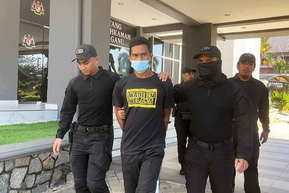 Tertuduh (dua dari kiri) dihadapkan ke Mahkamah Sesyen di Kuala Terengganu pada Isnin atas dakwaan menyebabkan kematian rakannya dalam kejadian pada November lalu.