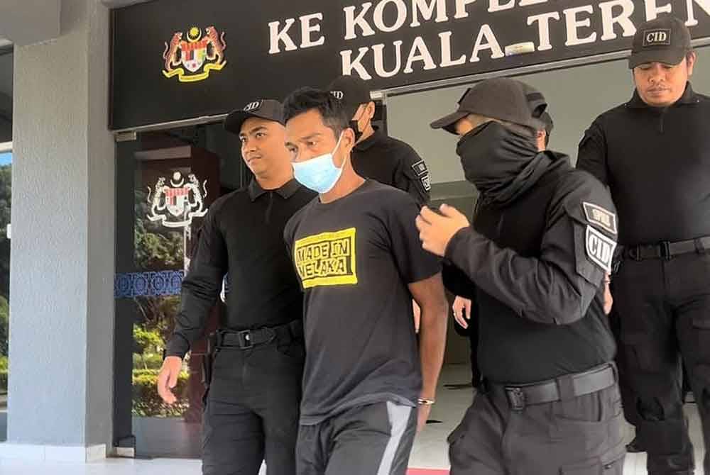 Tertuduh (dua dari kiri) mengaku tidak bersalah atas tuduhan menyebabkan kematian rakannya dalam kejadian di sebuah rumah di Kampung Gelugor Kedai, Kuala Terengganu pada November lalu.