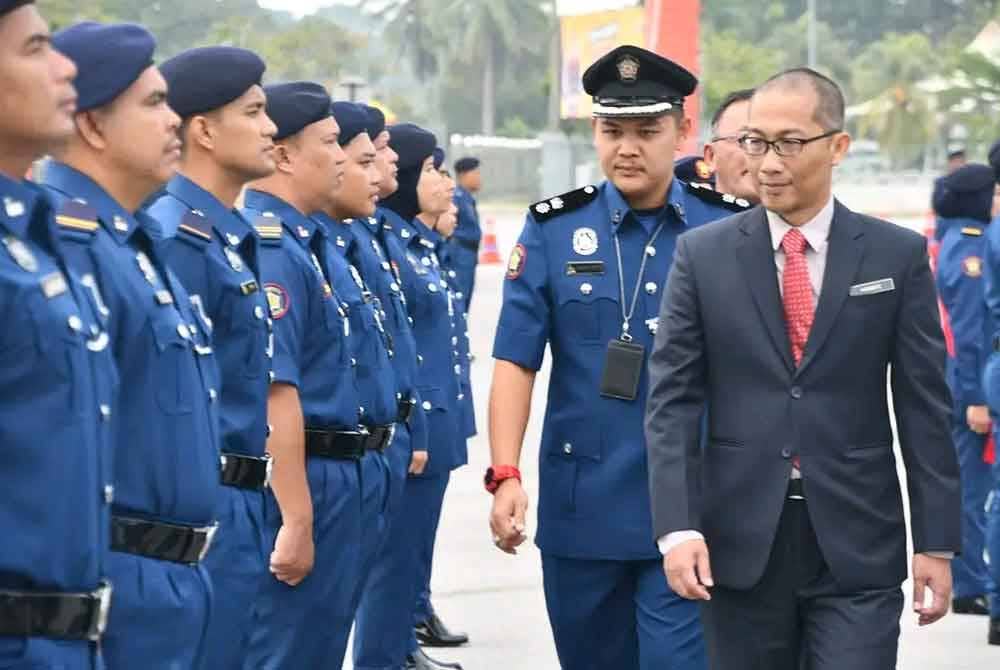 Mohamad Hanafe (kanan depan) memeriksa perbarisan pada Majlis Angkat Sumpah Yang Dipertua MPKS di Bilik Mesyuarat Malawati, Ibu Pejabat MPKS di sini pada Isnin.