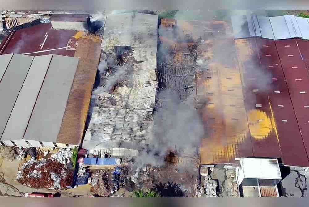 Kebakaran di Bukit Selambau pada Ahad dipercayai daripada sebuah kilang kitar semula.