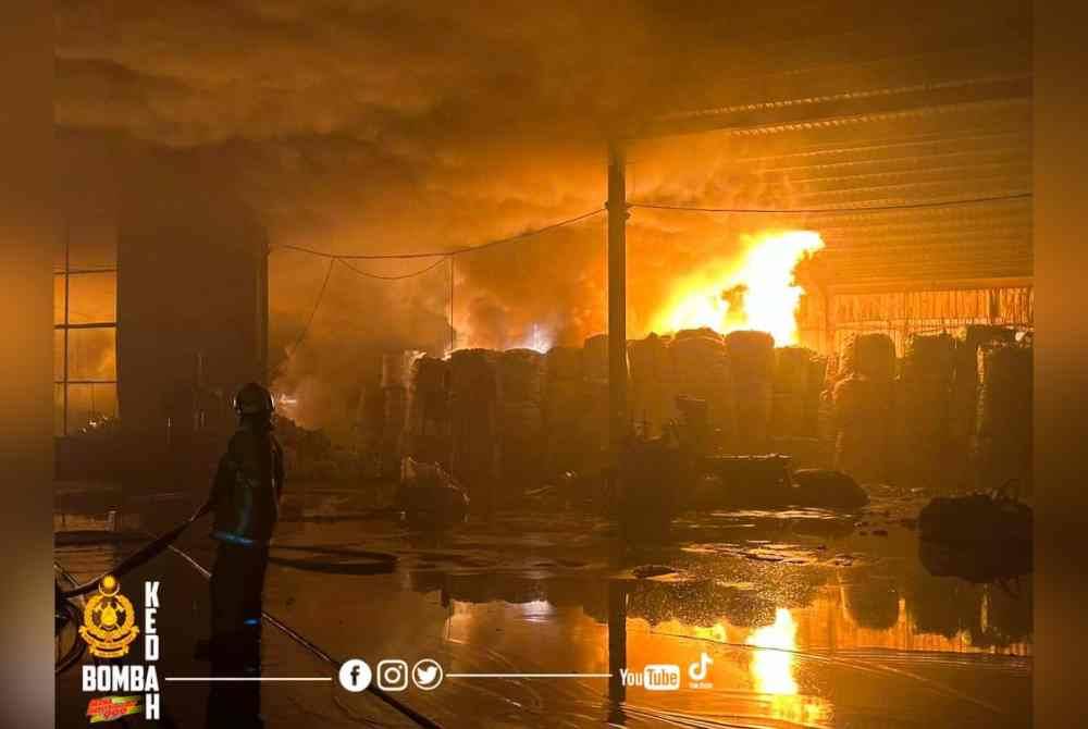Kebakaran dipercayai berpunca daripada kilang memproses barangan kitar semula di Bukit Selambau pada Ahad.