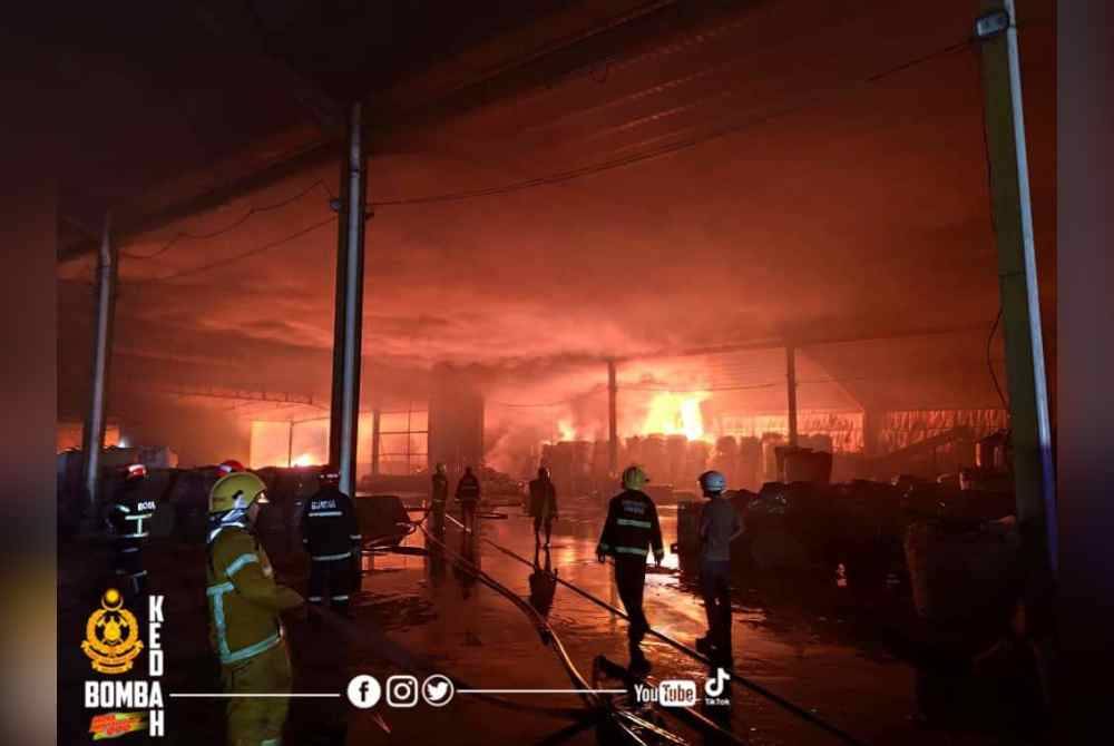 Kebakaran dipercayai berpunca daripada kilang memproses barangan kitar semula.