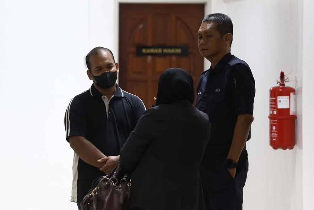 Ahmad (kiri) didenda RM12,000 selepas mengaku bersalah menyimpan burung murai batu dan daging kijang serta rusa sambar di Mahkamah Sesyen Kuala Kangsar. 