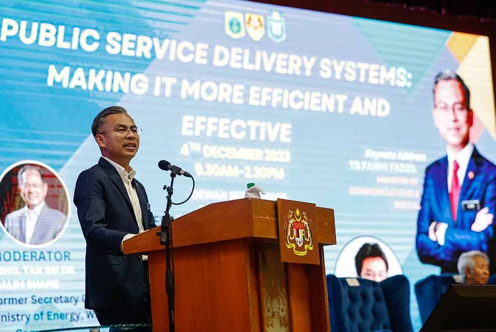 Fahmi menyampaikan ucapan pada Forum 'Public Service Delivery System-Making It More Efficient and Effective' di Dewan Seri Baiduri Institut Tadbiran Awam Negara (INTAN), Bukit Kiara pada Isnin. - Foto Bernama