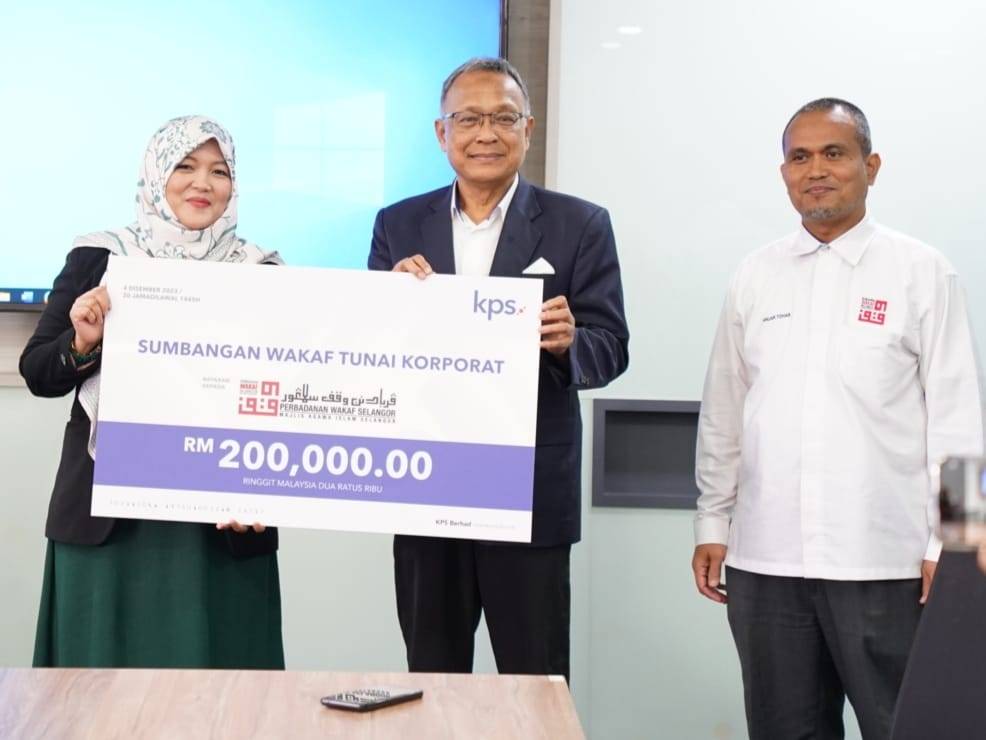 Wakaf tunai korporat diserahkan Suzila (kiri) kepada lbrahim.