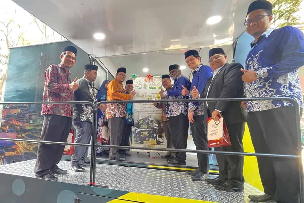 Majlis penyerahan trak dakwah disempurnakan oleh Dr Roslan (lima dari kanan) kepada IPSI di Bangunan IPSI pada Isnin.