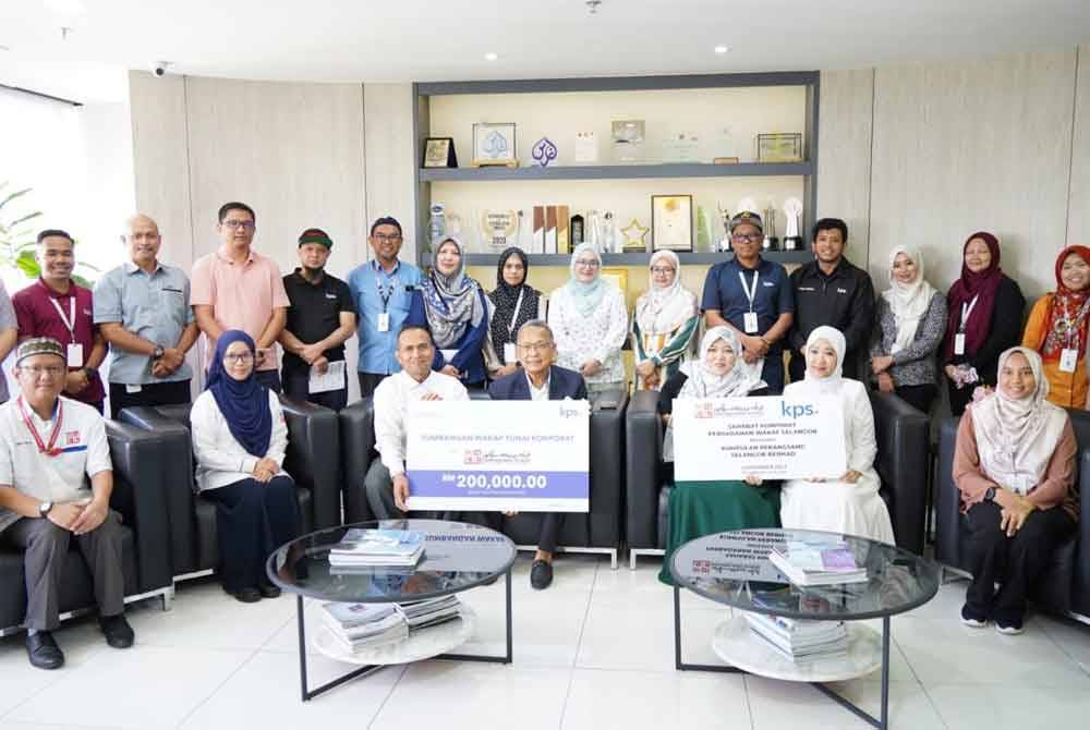 Kakitangan KPS Berhad dan PWS bergambar bersama selepas majlis penyerahan pada Isnin.