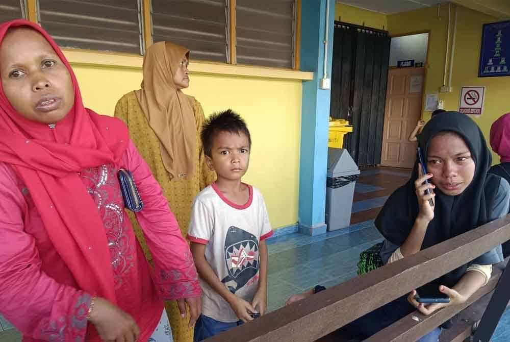 Nor Zubaila bersama anak-anak di Unit Forensik Hospital Pasir Mas.