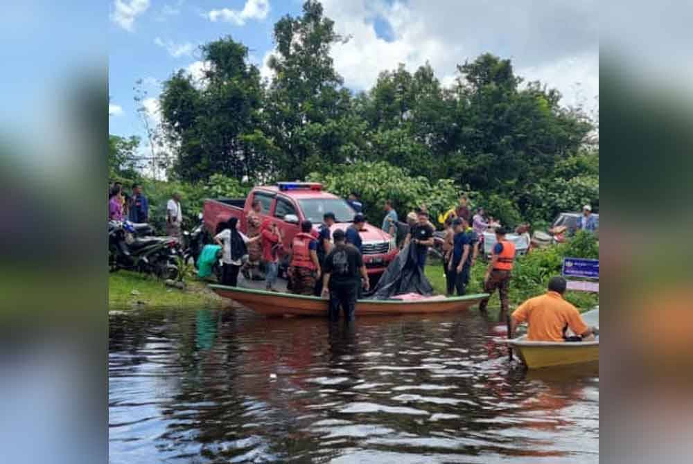 Jenazah Mohd Kamarudin dibawa pihak berkuasa untuk diserahkan kepada Unit Forensik Hospital Pasir Mas.
