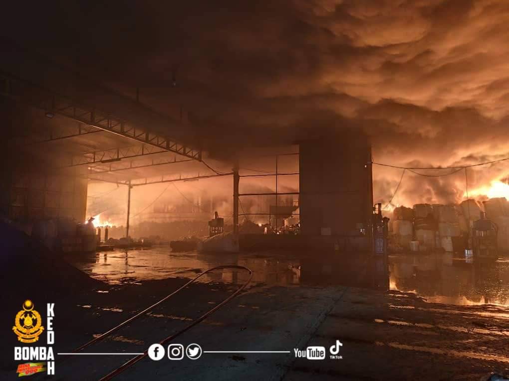 Kebakaran kilang yang mengakibatkan letupan 'bunga api' dipercayai berpunca daripada kilang kitar semula. Foto JBPM