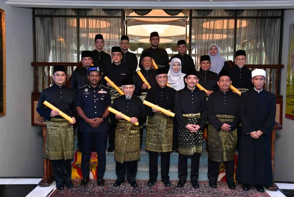 Penerima watikah pelantikan bergambar bersama selepas Istiadat Pengurniaan Watikah Pelantikan Anggota MAIS Sesi 2024-2026 yang berlangsung di Istana Bukit Kayangan pada Isnin